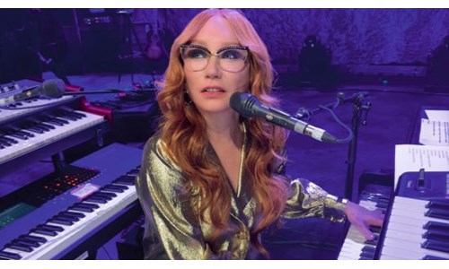 TORI AMOS'DAN TİRANLIĞA KARŞI DURAN ALBÜM GELİYOR
