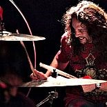 NICK MENZA SAHNEDE ÖLDÜ