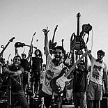 FOO FIGHTERS ŞARKISINI BİN ROCKÇI BİRLİKTE ÇALDI