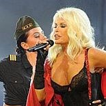 72 YAŞINDAKİ AJDA PEKKAN 20 YILLIK SÖZLEŞME İMZALAYACAK