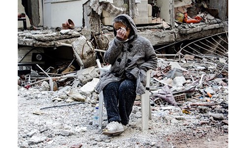 İZMİR'DE DEPREMZEDELER YARARINA KONSERLER VERİLİYOR
