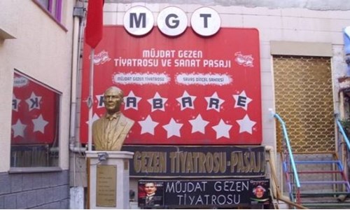 MÜJDAT GEZEN, TİYATROSUNU KAPATIYOR