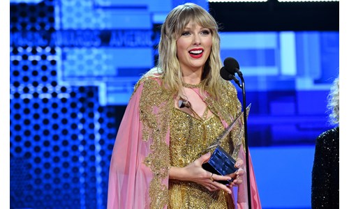 AMERİKAN MÜZİK ÖDÜLLERİ'NDE ZAFER TAYLOR SWIFT'İN