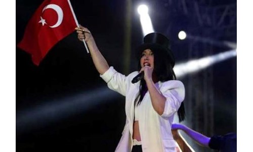 HANDE YENER'İN BURHANİYE KONSERİ İPTAL