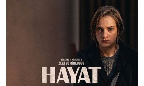 ZEKİ DEMİRKUBUZ YENİ FİLMİNİN AFİŞİNİ PAYLAŞTI