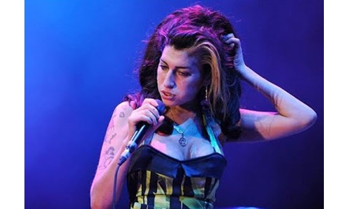 AMY WINEHOUSE'UN ELBİSESİ BİNLERCE DOLARA SATILDI