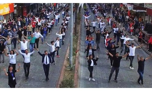 ÖDEMİŞ'TE İKİ BİN KİŞİ ZEYBEKLE CUMHURİYET BAYRAMINI KUTLADI