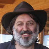 SAHNE IŞIKLARININ GİZLEDİĞİ HAYATLAR... 