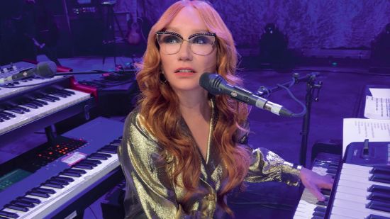 TORI AMOS'DAN TİRANLIĞA KARŞI DURAN ALBÜM GELİYOR